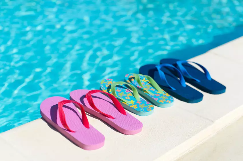Shale kanggo kolam renang (32 foto): sandal pantai lan model adus ing kolam renang 15030_25