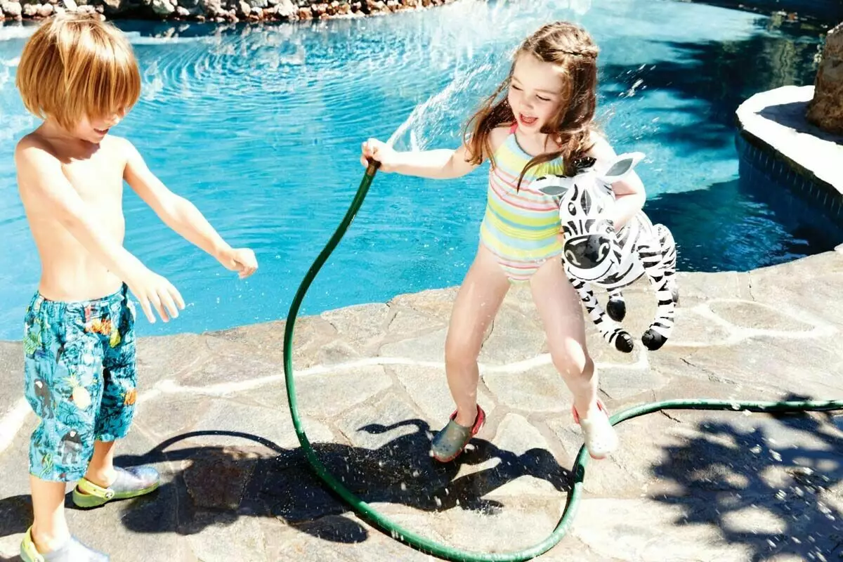 Šale za bazen (32 fotografije): Papuče na plaži i modeli kupanja u bazenu 15030_32