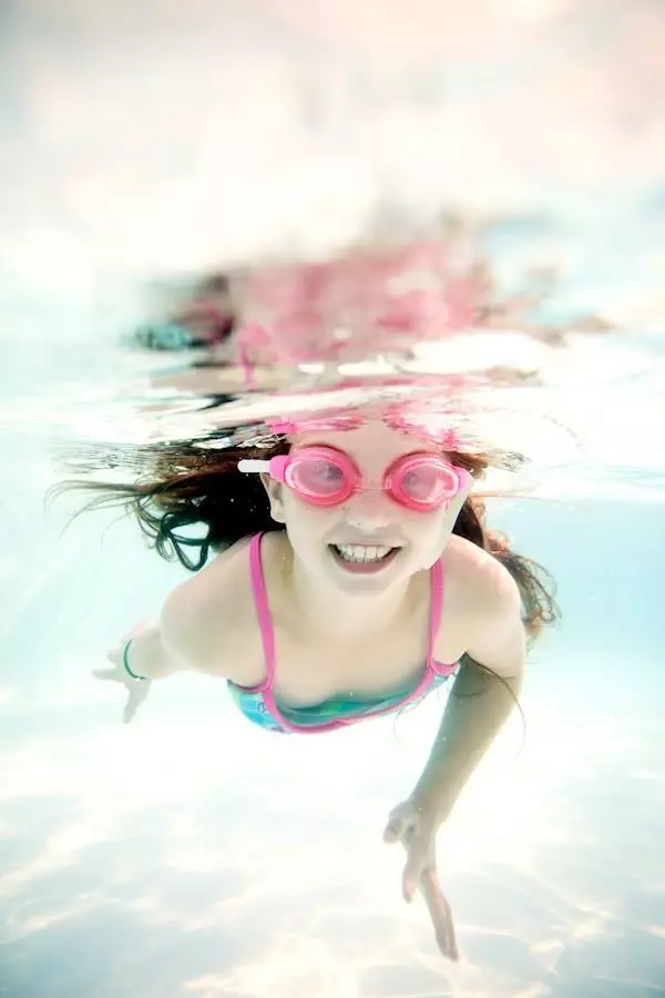 Shale a medence (32 fotó): Strand papucs és fürdőmodellek a medencében 15030_5