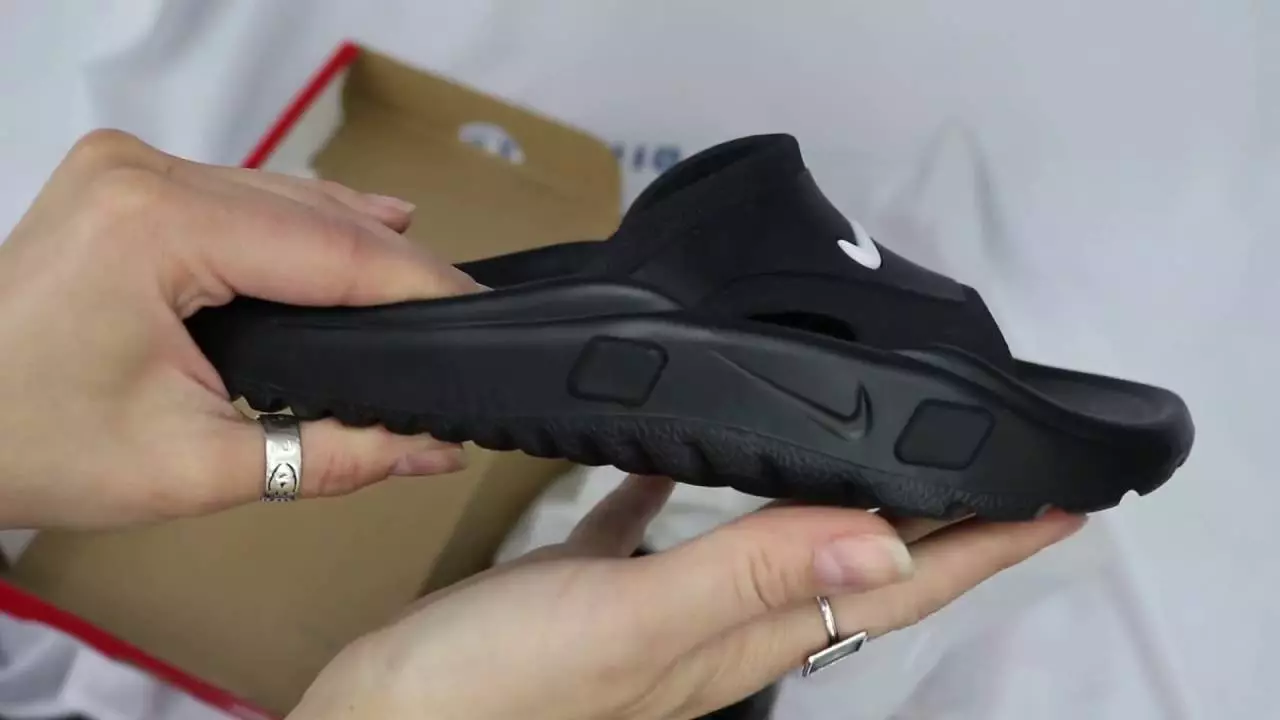 Nike Shale (40 сурет): әйелдер гетасдалы, SolaArsoft слайд және басқа танымал модельдер 15032_22