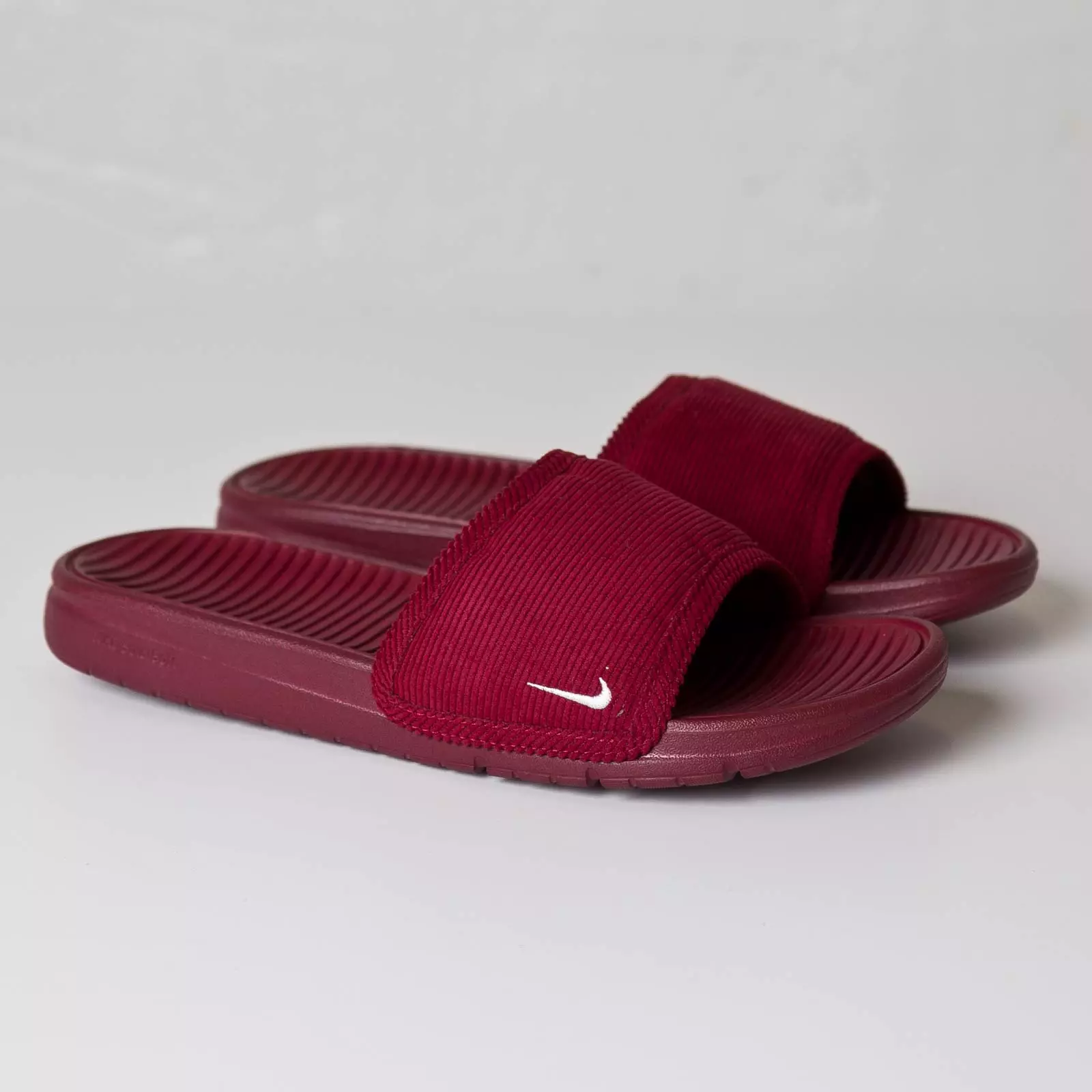 Nike Shale (40 fotografij): Ženski postanek, Solaarsoft Slide in drugi priljubljeni modeli 15032_23