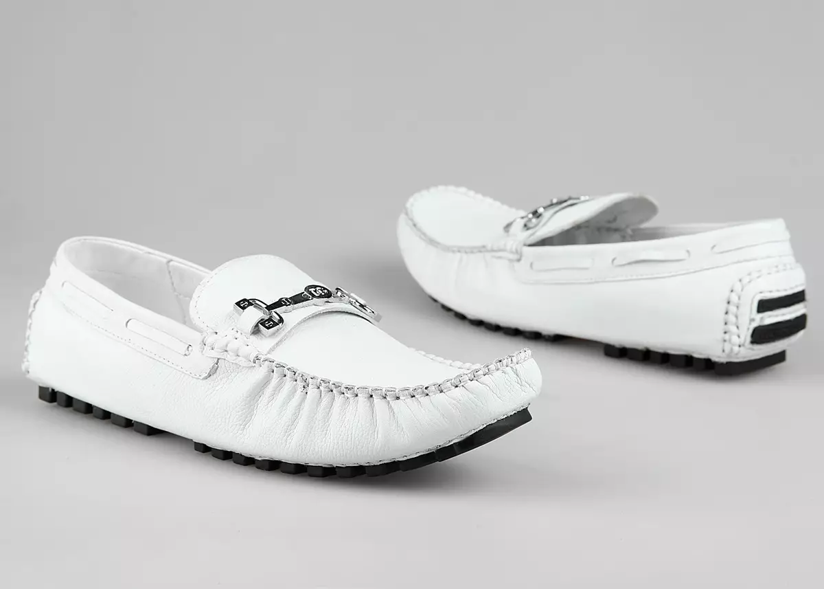 Cov moccasins dawb (58 cov duab): Dab tsi los hnav poj niam thiab cov menyuam yaus cov qauv 15040_40