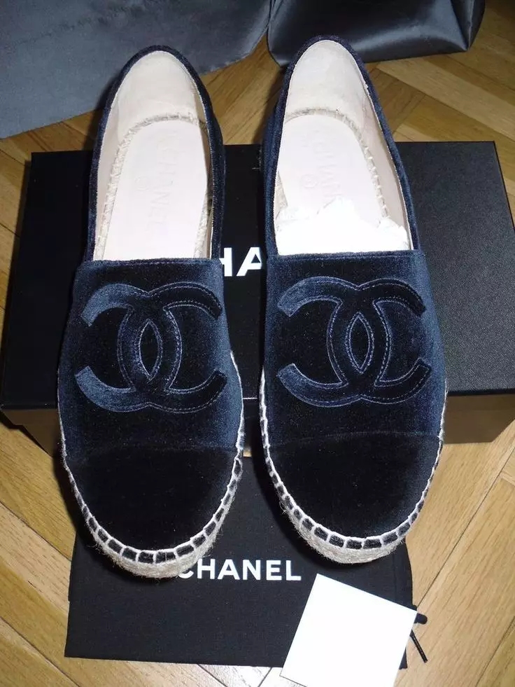 Espadrille (122 fotot): naissoost mudelid Chanel, Avon, Eleven Pariis ja Oscar de la Renta, millega seljas kingad kiilu 15052_77