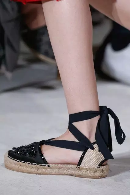 Espadrille（122张）：来自Chanel，Avon，Eleven Paris和Oscar de la Renta的女性型号，穿着楔形的鞋子 15052_83