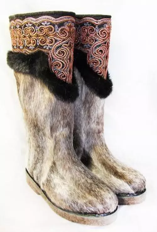 Yakutia থেকে Unputa (38 ফটো): ইয়াকুট নারীদের kisos, Elli ফ্যাক্টরি থেকে হরিণ স্কিনস থেকে 15057_28