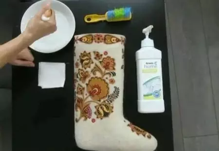 Botas de feltro branco (27 fotos): Como limpar os zapatos brancos sentidos 15067_17