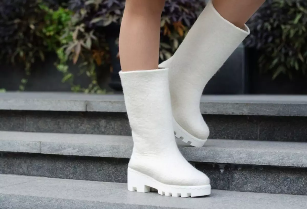 White voelde laarzen (27 foto's): hoe de baby te reinigen vervilte witte schoenen 15067_5