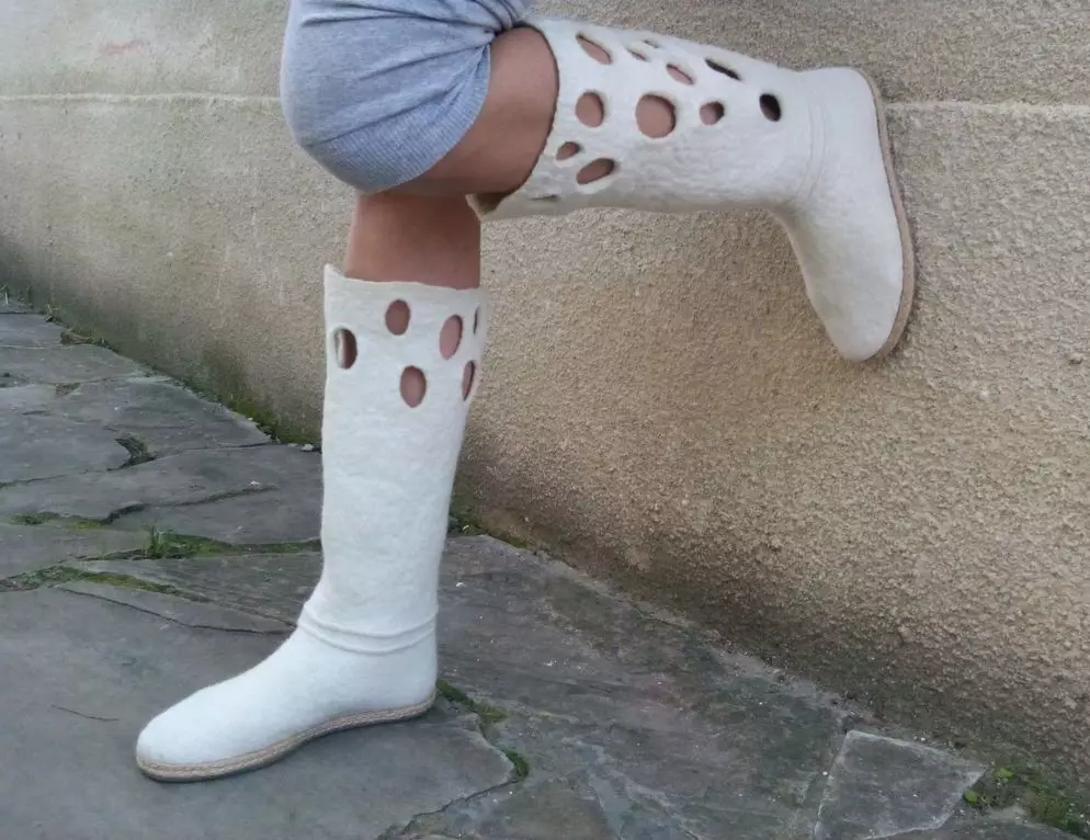 White voelde laarzen (27 foto's): hoe de baby te reinigen vervilte witte schoenen 15067_7