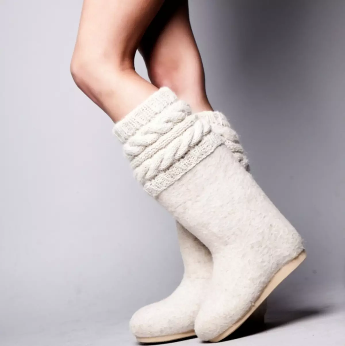 Botas de feltro branco (27 fotos): Como limpar os zapatos brancos sentidos 15067_8