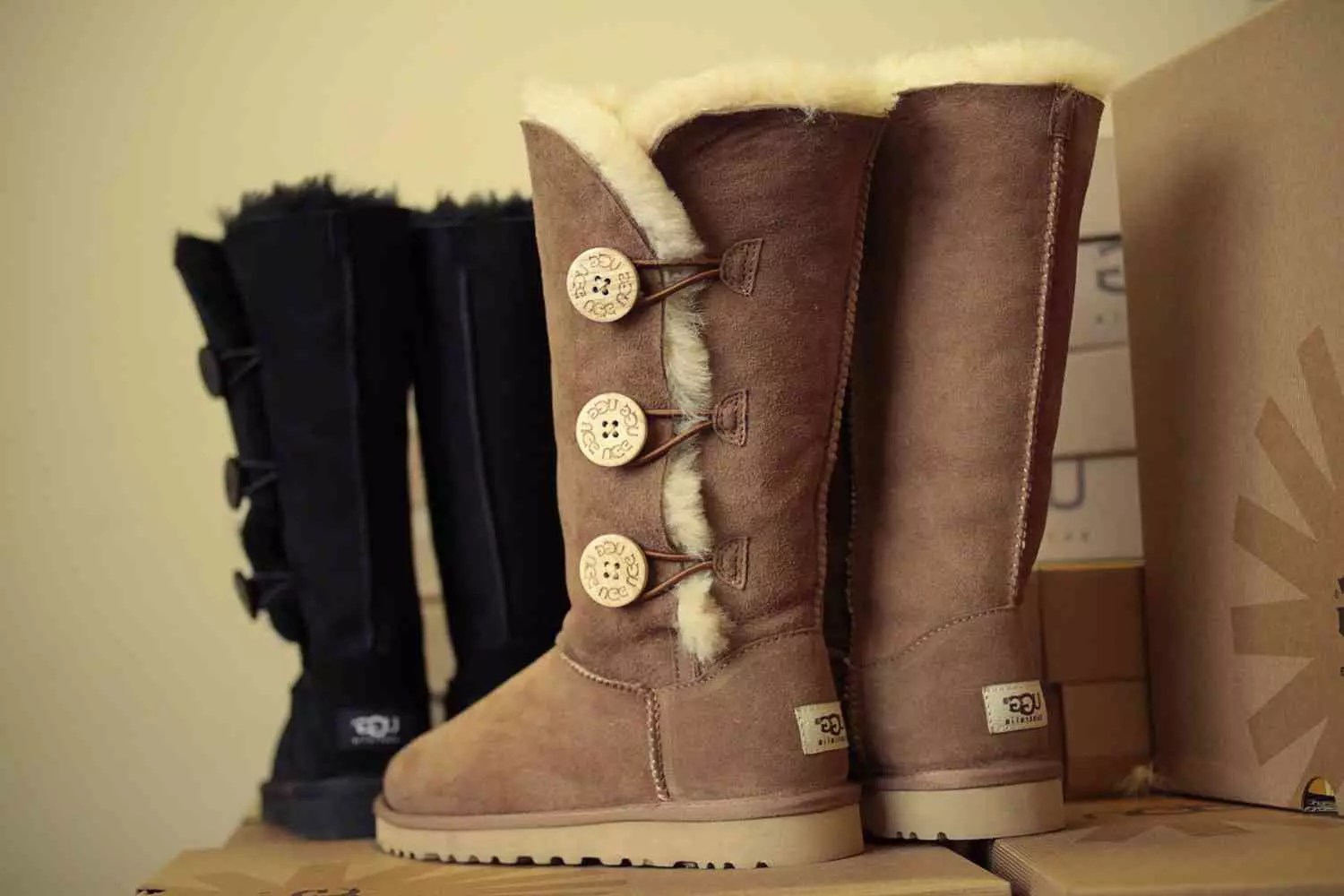 Natural Uggs (43 mafoto): Mhando dzevakadzi kubva pamakwai emakwai uye Suede 15099_40