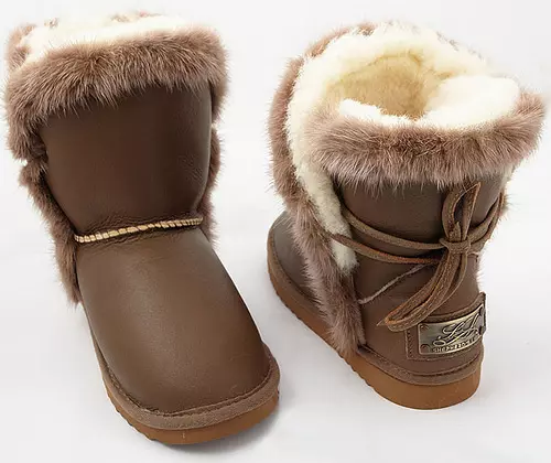 Natural Uggs (43 Fotoen): Fraen d'Modeller vun Schoofspelz an Suede 15099_9