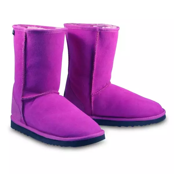 მოკლე uggs (65 ფოტო): შავი ქალი ტყავი ბეწვი, რომელთანაც ტარება UltraShort მოდელები 15102_41