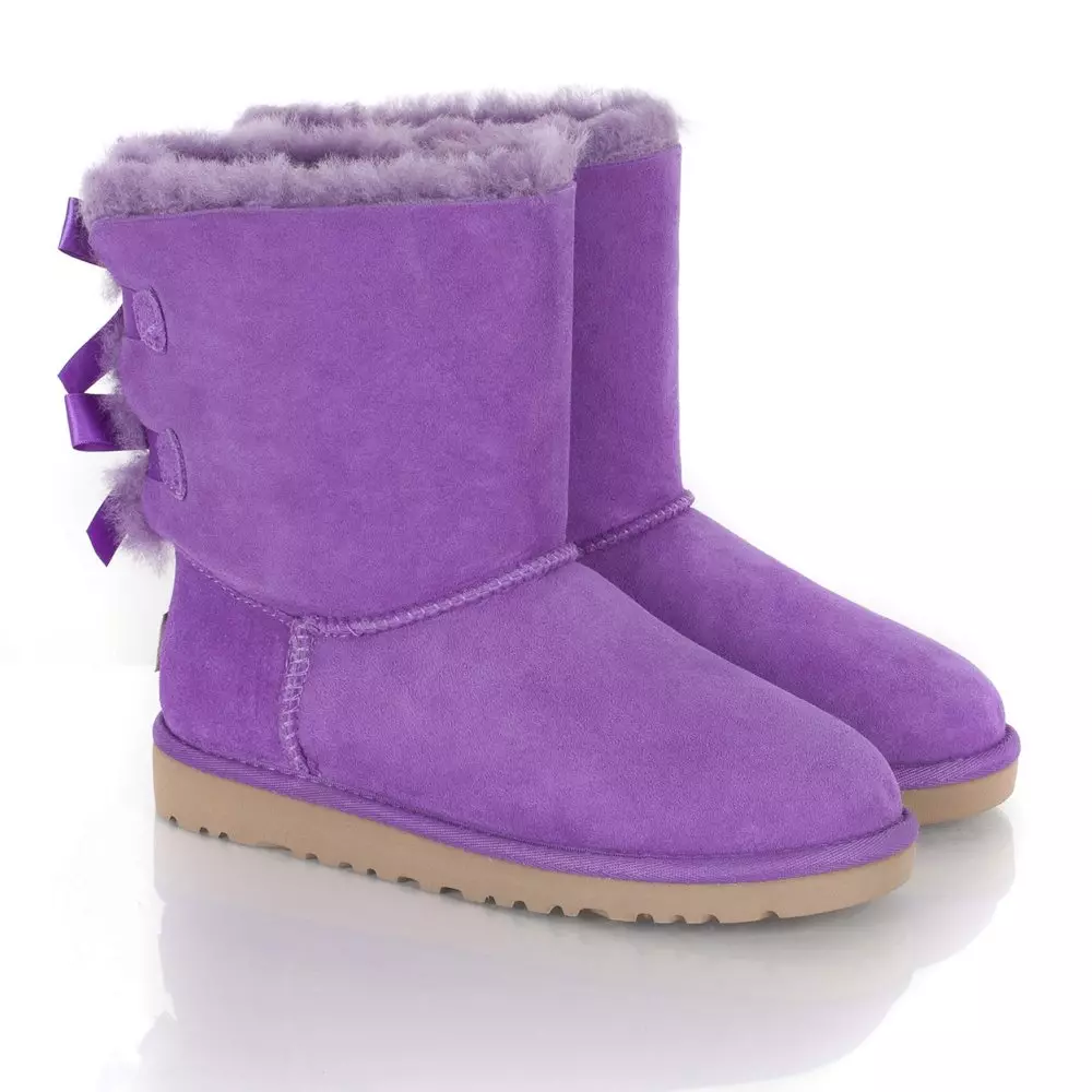 Kratek Uggs (65 fotografij): Črna ženska usnja s krzno, s katero nosijo modele UltraShort 15102_42