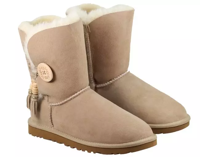 UGG-uri scurte (65 de fotografii): piele neagră cu blană, cu care purtând modele ultrashort 15102_44