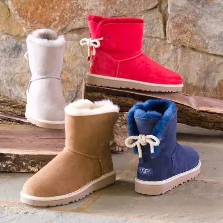 Mallongaj uggs (65 fotoj): nigra ina ledo kun pelto, kun kiu portante ultrashort-modelojn 15102_6