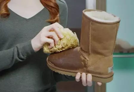 Кратко Uggs (65 снимки): черен женски кожа с козина, с която носеше ultrashort модели 15102_64