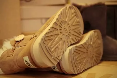 UGGS کوتاه (65 عکس): چرم زنانه سیاه پوست با خز، که با آن مدل های فوق العاده ی فوق العاده 15102_7