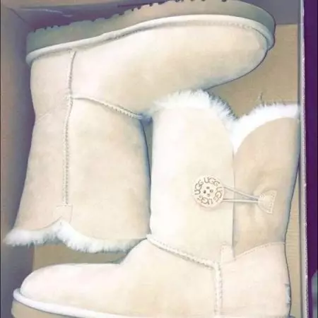 Uggs s kožešinou (78 fotek): Vysoké kožešinové modely, bílé a černé, s přírodní liškou 15107_47