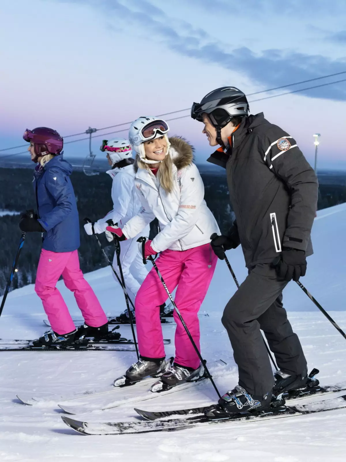 В чем ходят на горнолыжных курортах. Одежда для катания на горных лыжах. Катание на лыжах. Люди на горнолыжном курорте. Одежда для лыжного курорта.