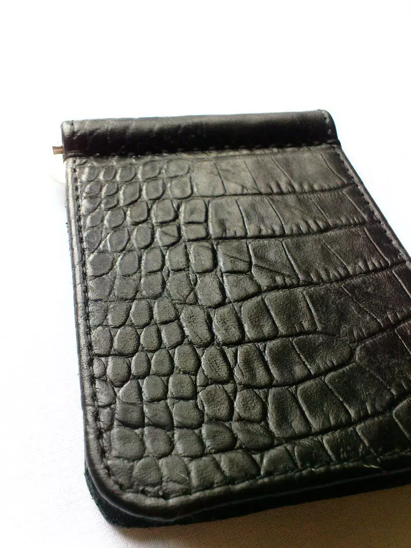 Carteras hechas a mano (62 fotos): monederos de cuero, billetera femenina hecha de cuero genuino 15134_18