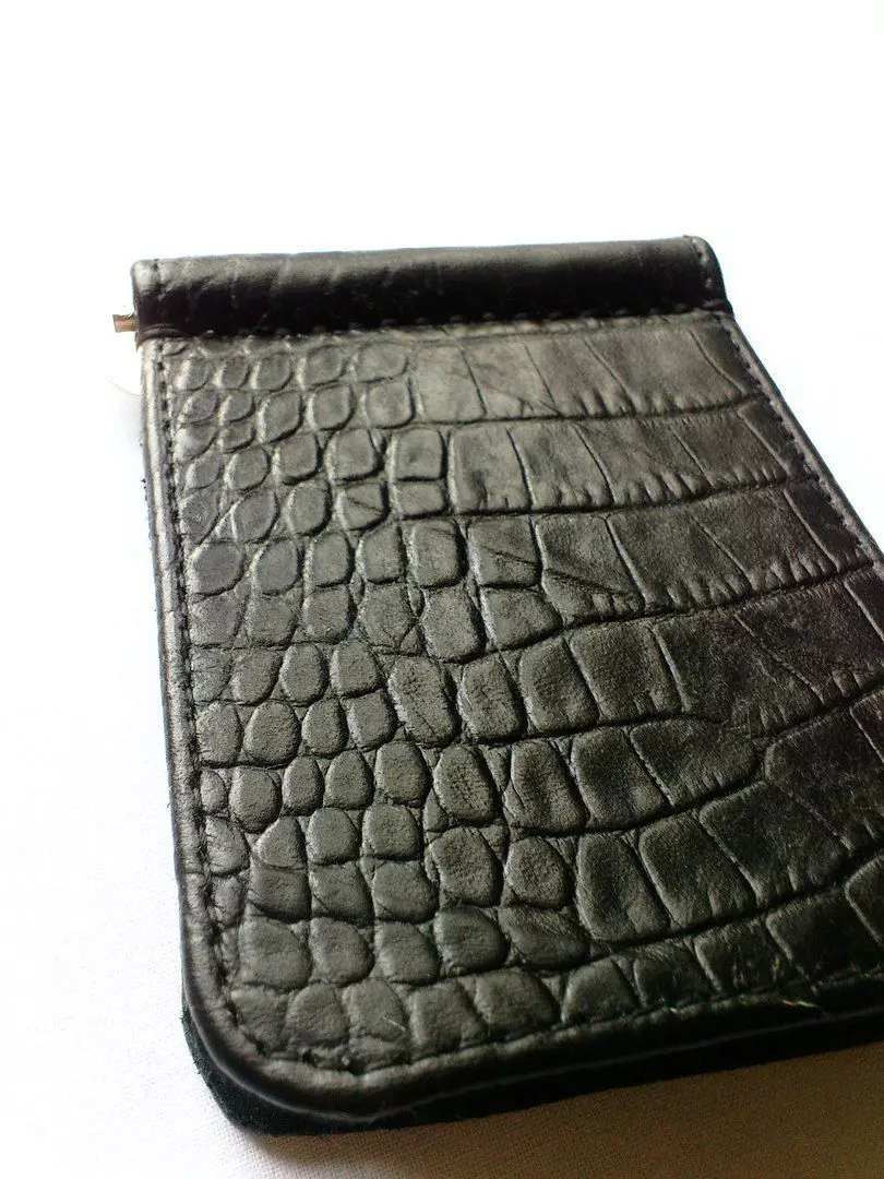 Handmade wallets (62 mga larawan): Mga purse ng katad, wallet ng kababaihan na gawa sa tunay na katad 15134_18