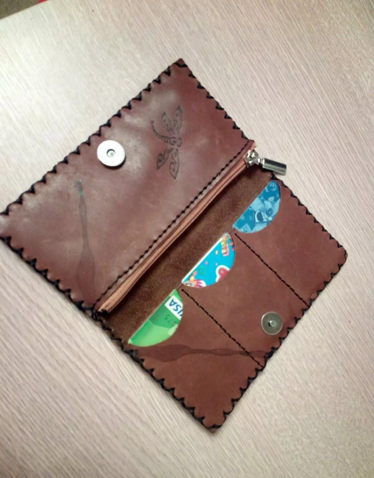 Carteras hechas a mano (62 fotos): monederos de cuero, billetera femenina hecha de cuero genuino 15134_35