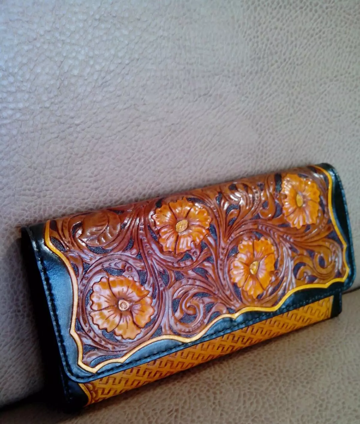 Dompet buatan tangan (62 foto): dompet kulit, dompet wanita yang diperbuat daripada kulit asli 15134_43