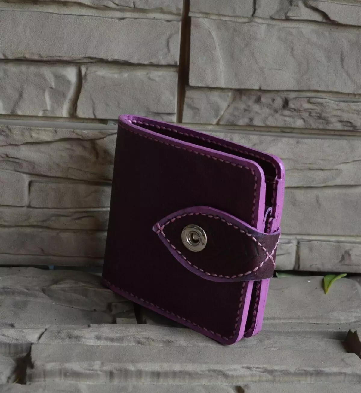 Dompet buatan tangan (62 foto): dompet kulit, dompet wanita yang diperbuat daripada kulit asli 15134_46