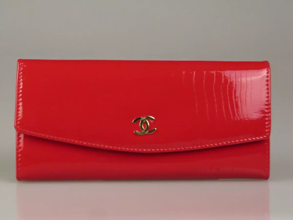 Röda plånböcker (65 bilder): Kvinnors läderväskor av rött 15161_44
