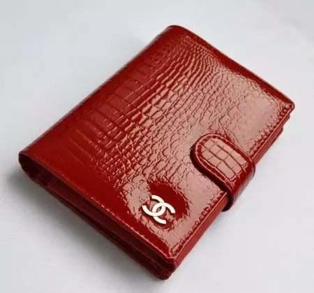 Red Wallets (65 mga larawan): Mga purse ng katad na kababaihan ng pula 15161_45