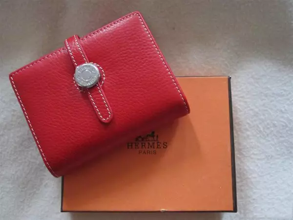 กระเป๋าสตางค์สีแดง (65 รูป): กระเป๋าหนังผู้หญิงสีแดง 15161_51