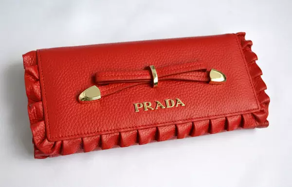 Red wallets (65 photos): Women's leather purses of red 15161_62