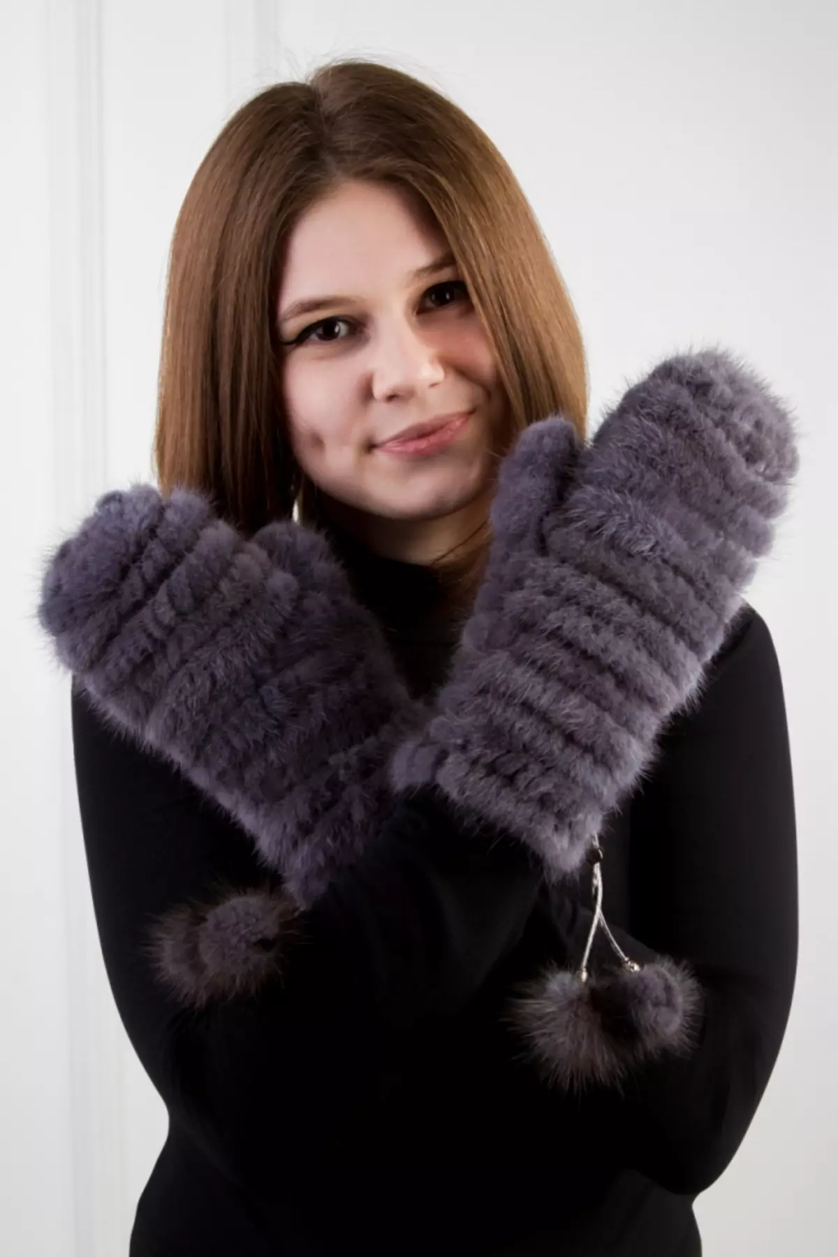 Mittens (48 fotos): modelos femeninos hechos de piel de conejo natural y cuero en piel artificial, niños 15175_10