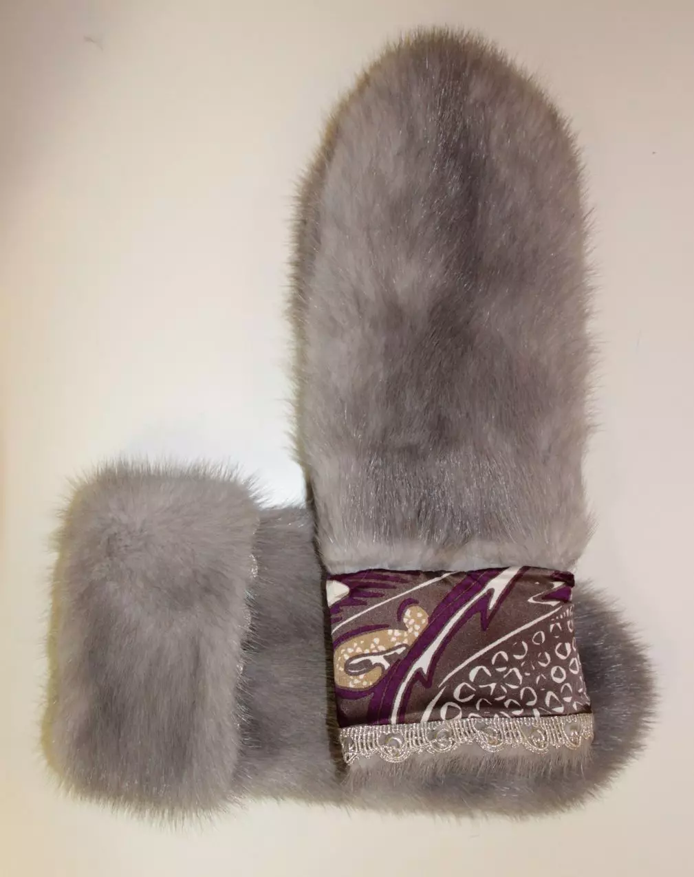 Fur Mittens (48 fotoj): inaj modeloj faritaj de natura kunikla haŭto kaj ledo sur artefarita pelto, infanoj 15175_39