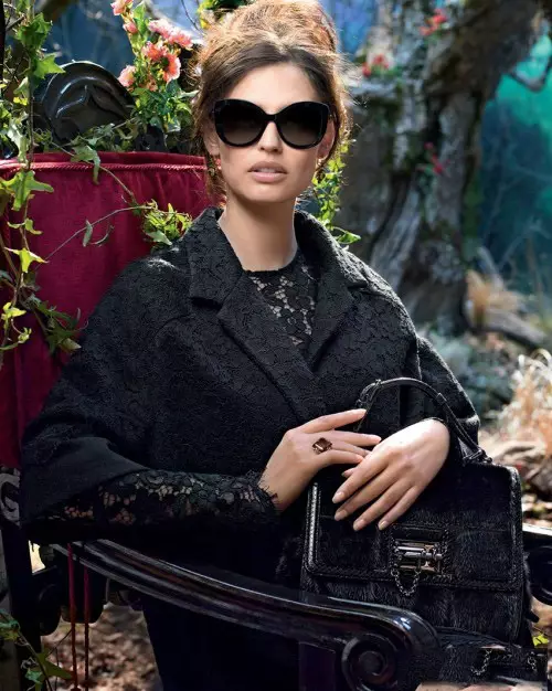 Vogue saulesbrilles (25 fotogrāfijas): atsauksmes par slavenā zīmola modeļiem 15187_23