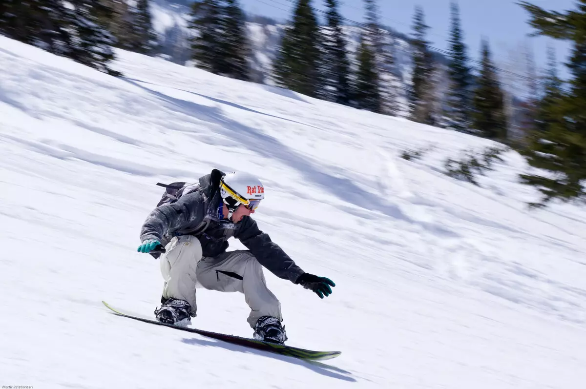 Snowboard eldivenleri (69 Fotoğraf): Bilek koruma ve fırçaları ile snowboard modelleri 15197_27