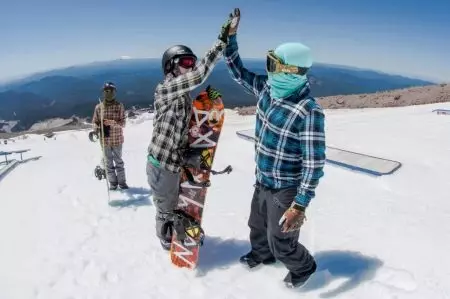 Snowboard sarung tangan (69 foto): Model Snowboard dengan perlindungan pergelangan tangan dan berus 15197_54