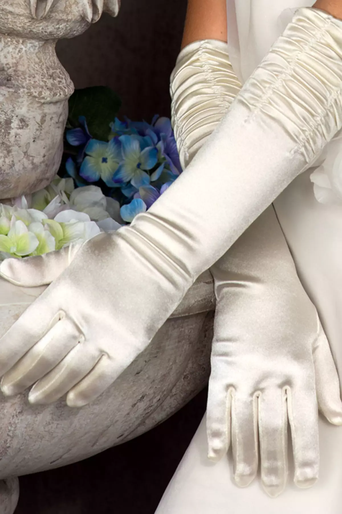 Беле рукавице (36 фотографија): памук и сатини, кратки и дуги модели, како да изабере и где да се носе 15198_17