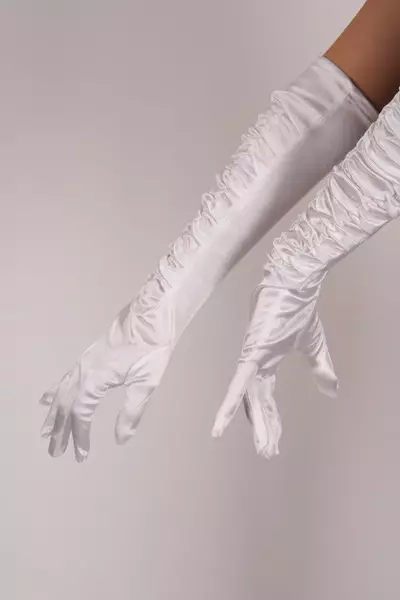 Witte handschoenen (36 foto's): katoen en satijnen, korte en lange modellen, hoe te kiezen en waar te dragen 15198_18