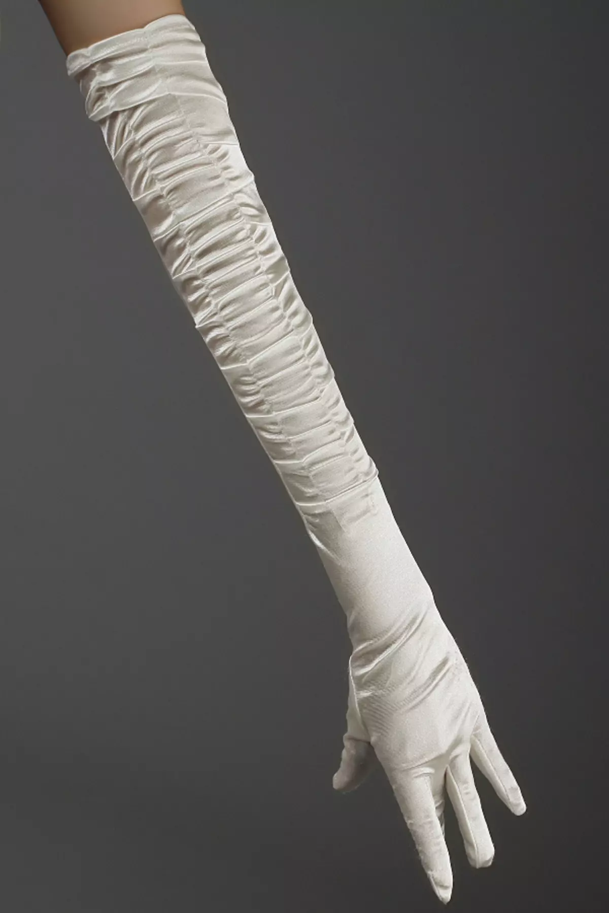 白色手套（36張照片）：棉花和緞面，短而長的型號，如何選擇和戴在哪裡 15198_27