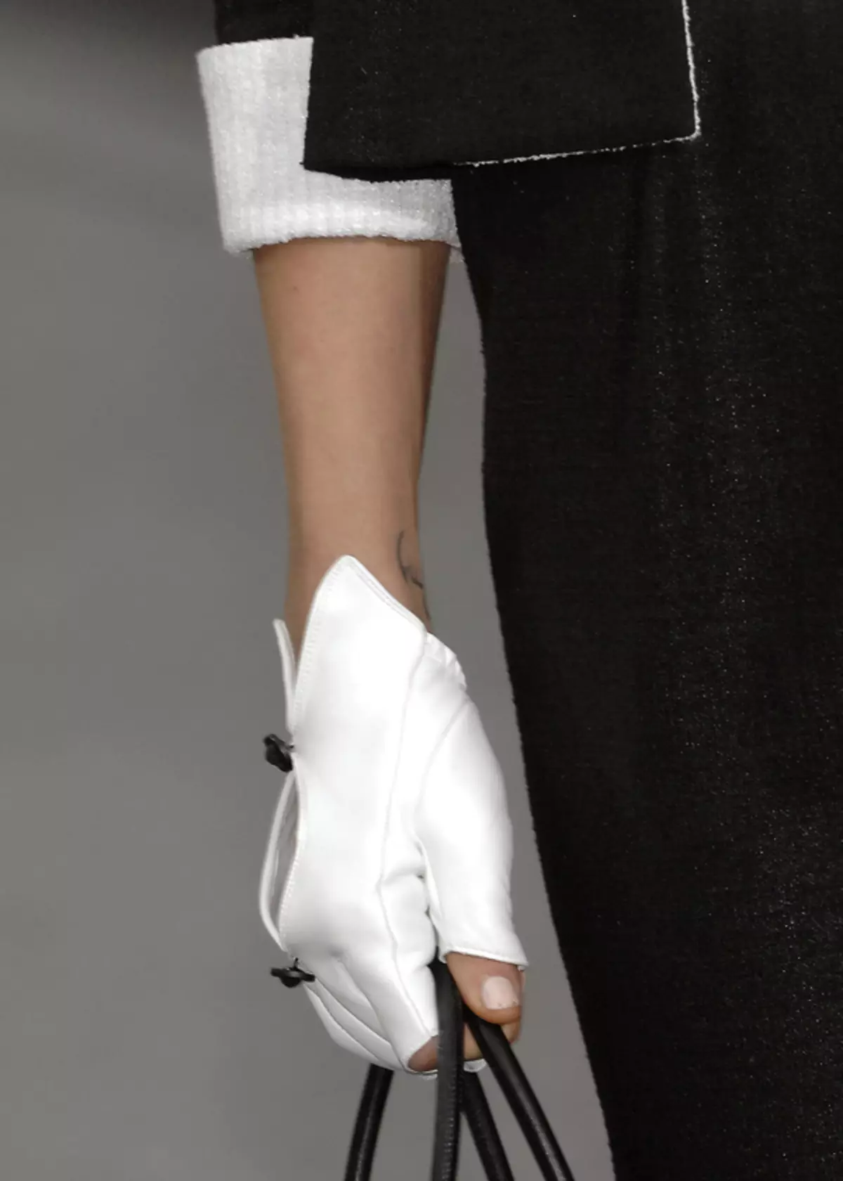 Vita handskar (36 bilder): bomull och satin, korta och långa modeller, hur man väljer och var du ska bära 15198_6