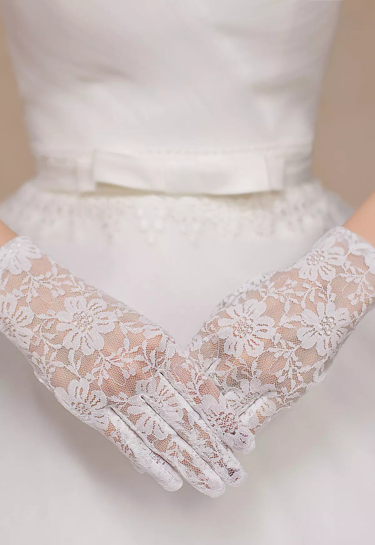 婚禮手套（59張照片）：女孩的短手套，婚禮的白色蕾絲手套 15199_24