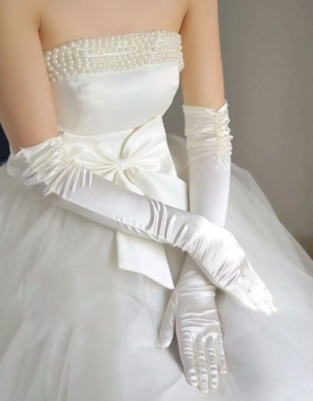婚禮手套（59張照片）：女孩的短手套，婚禮的白色蕾絲手套 15199_25