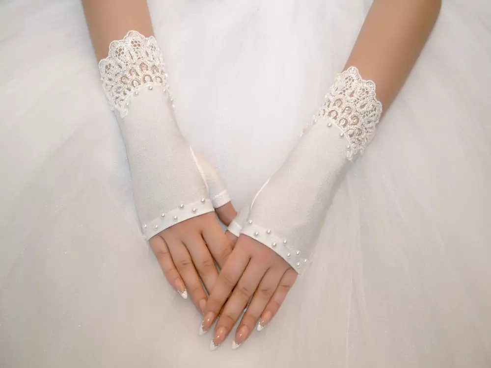 Pulmad kindad (59 fotot): lühikesed sõrmed tüdrukutele, valge pitsikindad pulmade jaoks 15199_27