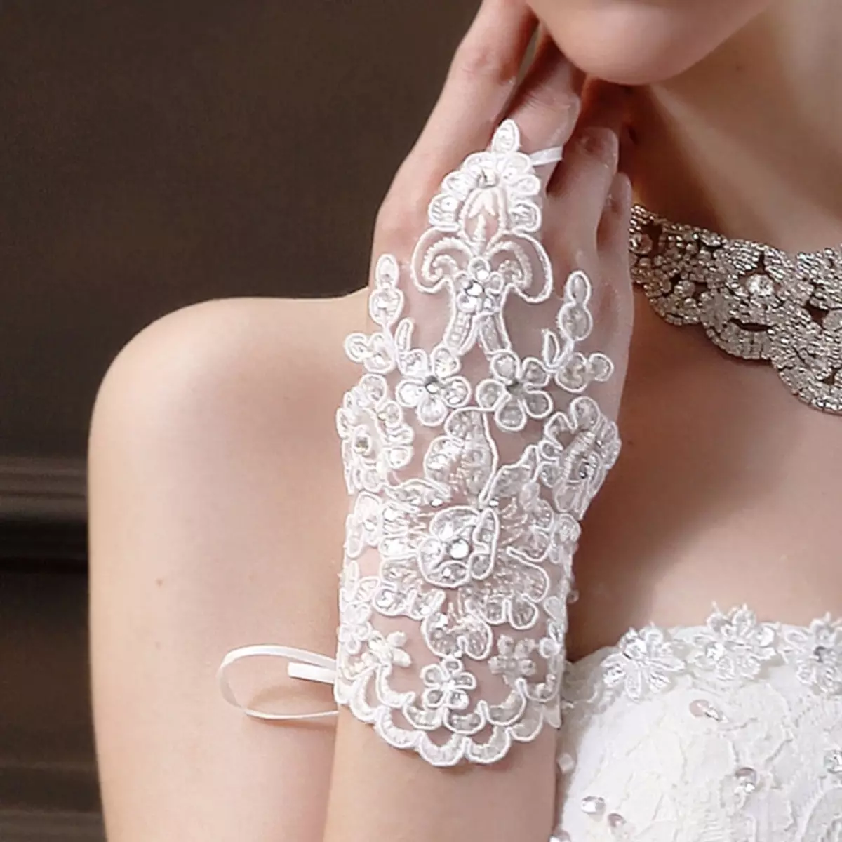 婚禮手套（59張照片）：女孩的短手套，婚禮的白色蕾絲手套 15199_28
