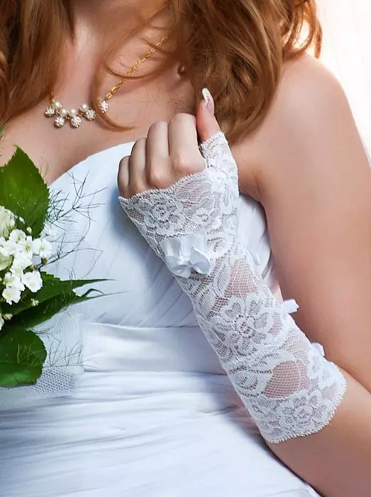 婚禮手套（59張照片）：女孩的短手套，婚禮的白色蕾絲手套 15199_50