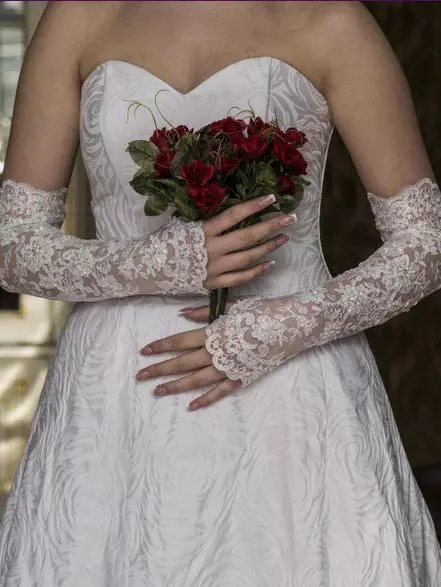 婚禮手套（59張照片）：女孩的短手套，婚禮的白色蕾絲手套 15199_51