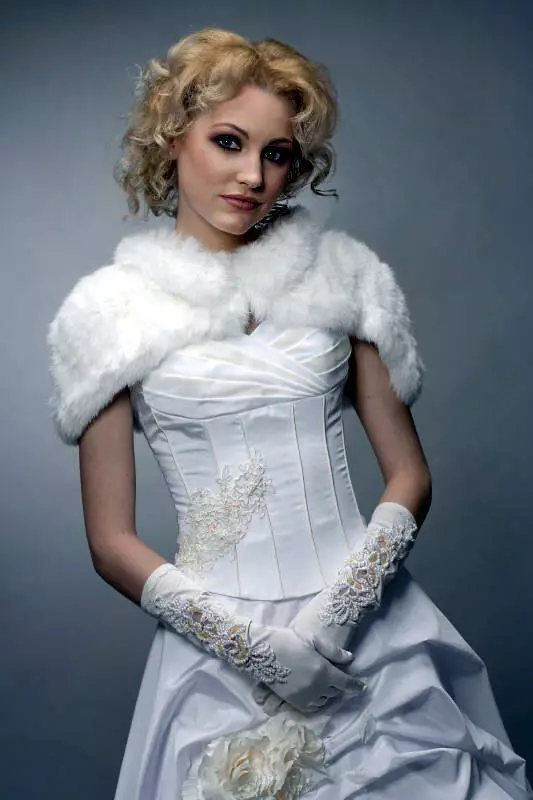 婚禮手套（59張照片）：女孩的短手套，婚禮的白色蕾絲手套 15199_9