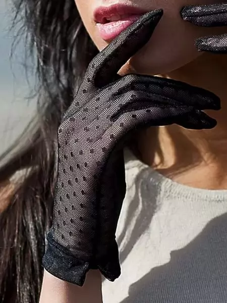 Sarung tangan wanita (123 gambar): Apa yang harus memakai model hitam dan merah, suede dan bulu, bagaimana untuk menentukan saiznya 15201_16