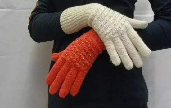 Gloves ya Wanawake (Picha 123): Nini kuvaa mifano nyeusi na nyekundu, suede na sueden, jinsi ya kuamua ukubwa 15201_34